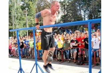 Віталій Ворохоб &ndash; віджимання  з гирями фото