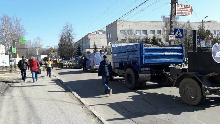 Вінничани пропонують відремонтувати дорогу під їх будинком до приїзду Гройсмана