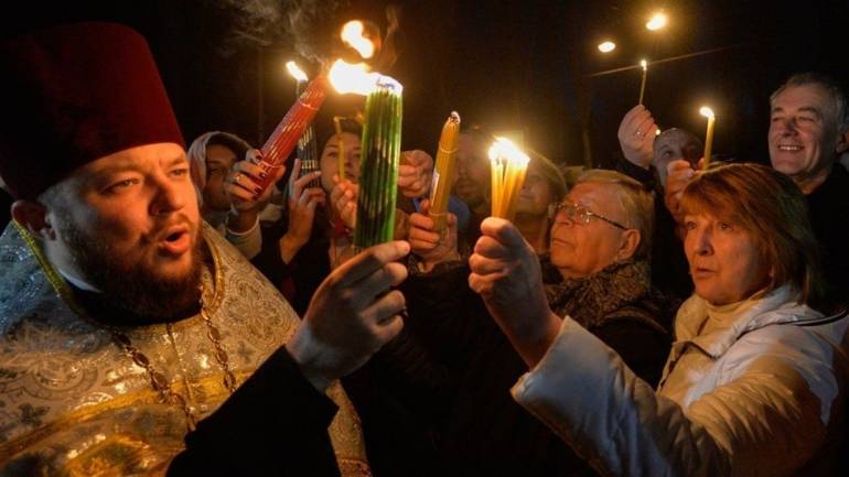 Тисячі вірян чекають сходження благодатного вогню