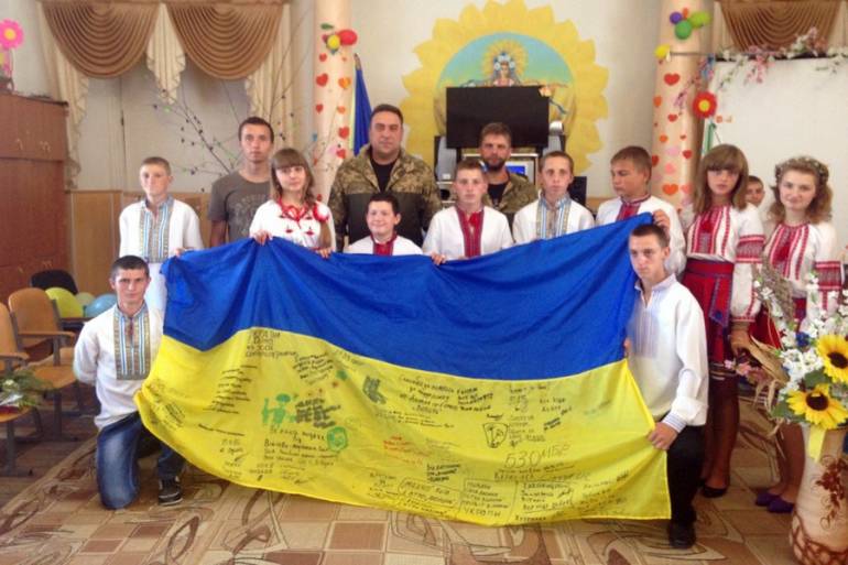 український прапор для вихованців школи-інтернату в селі Іванів фото 