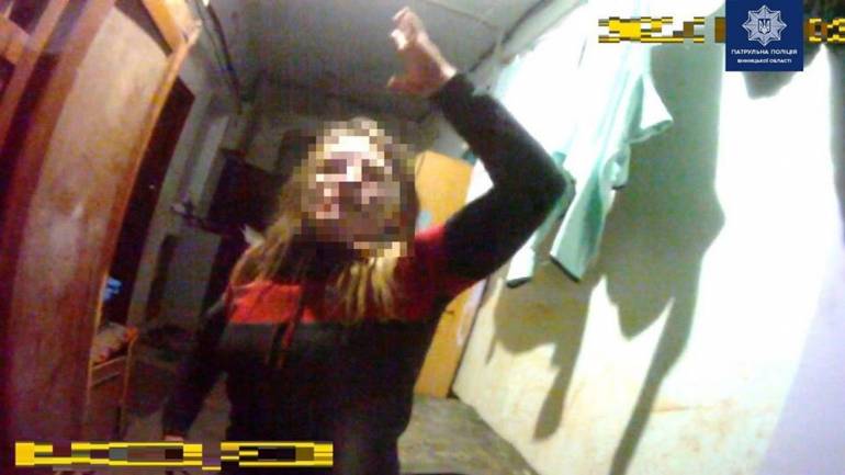 У Вінниці  нетвереза жінка ледь не побилась із сестрою та патрульними