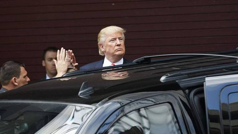 Кортеж Трампа у Давосі збив поліцейського
