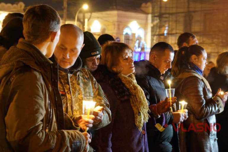 Вінничани помолилися за душі військових, які не повернулися з бою за Світлодарську дугу 