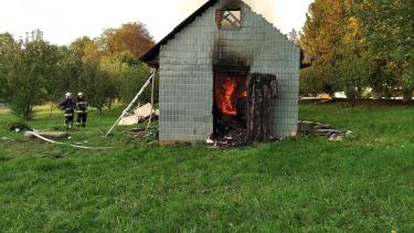 На Вінниччині спалахнуло приміщення школи: біля будівлі бачили двох школярів