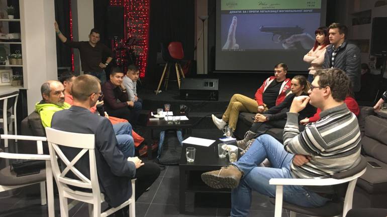 &laquo;Якби в Україні кожен ходив із пістолетом, то в&rsquo;язниці були б переповнені &laquo;самооборонщиками&raquo; &mdash; вінничани