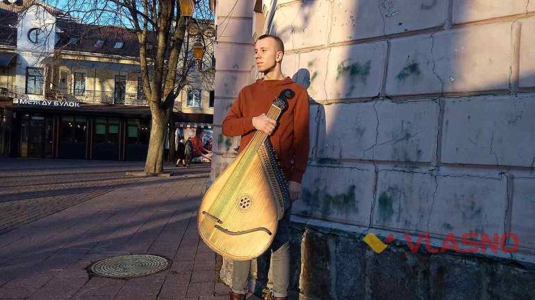 &laquo;Брутальний чоловік зронив сльозу&raquo;: для вінницького бандуриста з підземного переходу заробітки не головне
