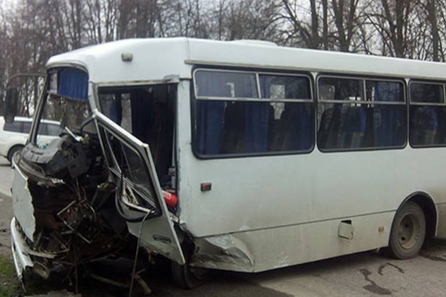 В Агрономічному автобус зіштовхнувся з автівкою: є постраждалі
