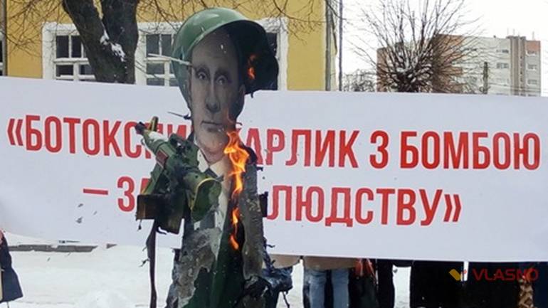 &laquo;Полум&rsquo;яний привіт&raquo; Кремлю: вінничани спалили &laquo;ботоксного карлика&raquo; (ФОТО)