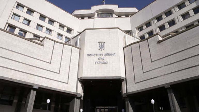 Президент хоче повністю звільнити склад Конституційного суду