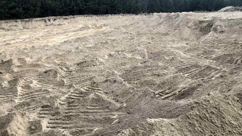 У Калинівському районі на очах місцевих мешканців незаконно розробляли піщаний кар'єр (ФОТО)