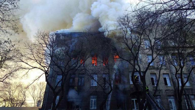 Під час пожежі в Одеському коледжі загинула людина та 27 перебувають у лікарні