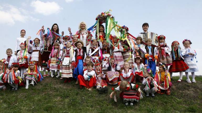 На світанку Дня Петра і Павла молодь відганяла русалок
