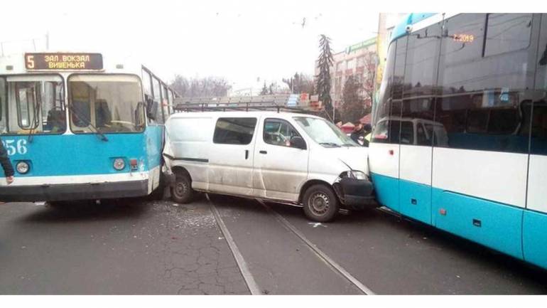 В центрі Вінниці &laquo;Тойота&raquo; &laquo;поцілувала&raquo; трамвай та тролейбус (ФОТО)