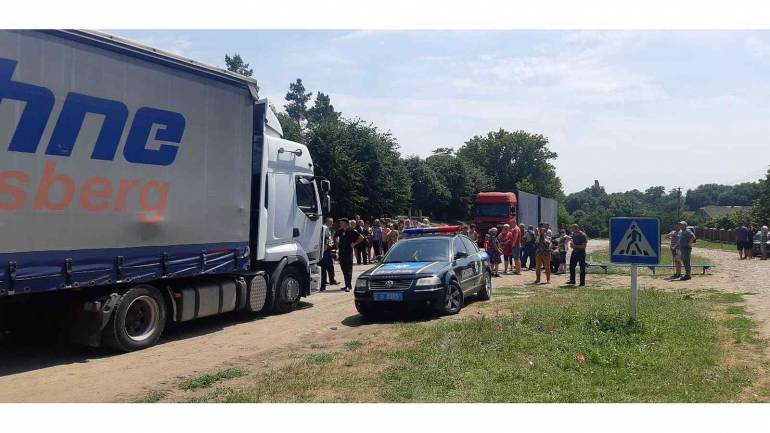 Вантажівки та автобуси стоять у кілометрових чергах на Вінниччині через протести