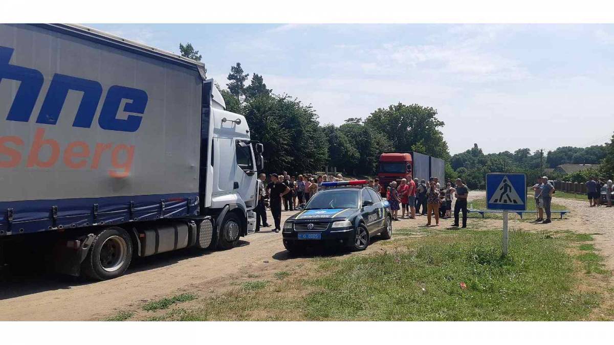 Вантажівки та автобуси стоять у кілометрових чергах на Вінниччині через протести