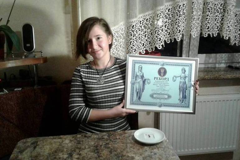 Тортик для Дюймовочки: у Львові 15-річна школярка приготувала міні-тортик, який став кулінарним рекордом
