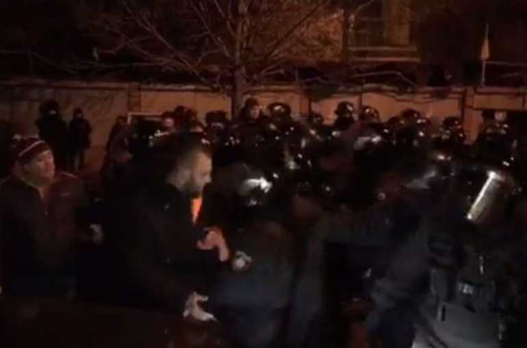 За торговий комплекс КПІ у Києві бились врукопашну