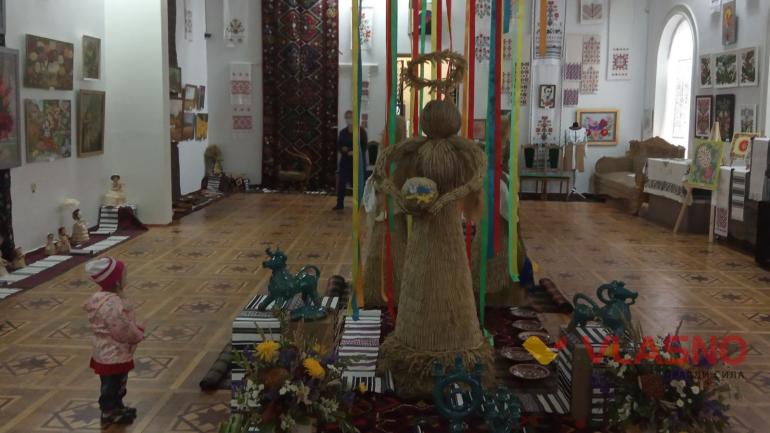 У Вінницькому краєзнавчому музеї демонструють гігантського солом&rsquo;яного &laquo;янгола&raquo;, який здобув Гран-прі обласного конкурсу