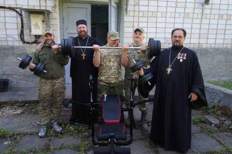 Розвідники повернулися з війни: вінницький священник допомагає облаштовувати спортзал для бійців