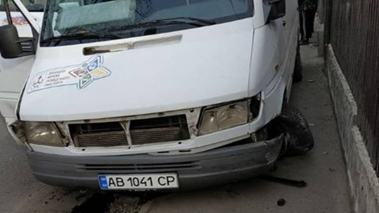 У Вінниці маршрутка потрапила в ДТП: водій та двоє пасажирів у лікарні (ФОТО)
