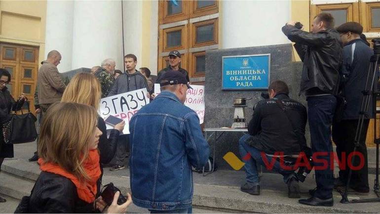Будівлю Вінницької ОДА пікетують громадські активісти (ОНЛАЙН-ТРАНСЛЯЦІЯ)