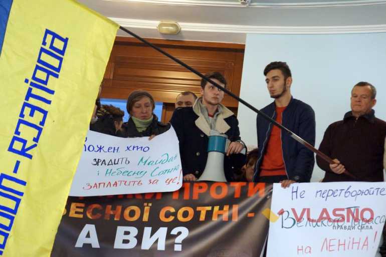 Ставали на коліна, били волонтерів та читали вірші &mdash; у Вінницькій облраді відбулася безрезультативна сесія