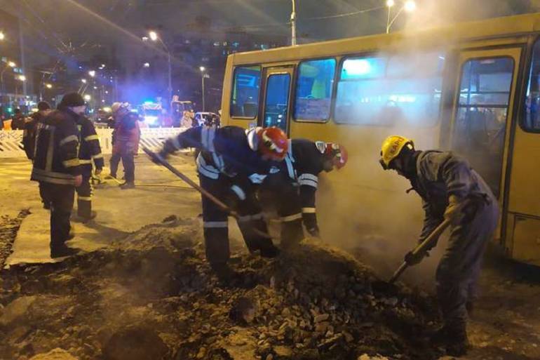 У Києві прорвало теплотрасу, постраждали дев&rsquo;ятеро людей
