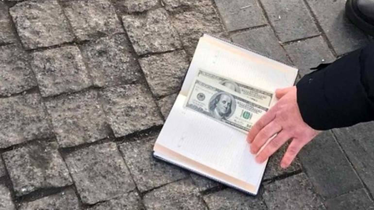 Вінницький митник намагався дати хабар в сумі 1000 доларів