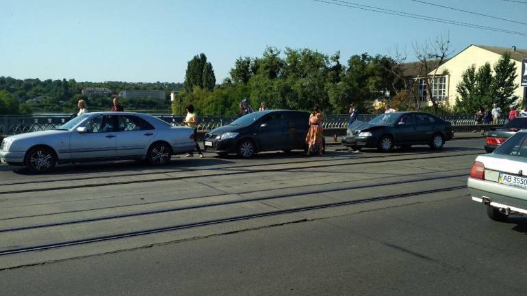 Потрійна ДТП у центрі Вінниці спричинила величезний затор