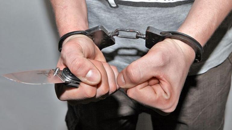 У селі на Вінниччині чоловік пограбував магазин, погрожуючи ножем продавчині