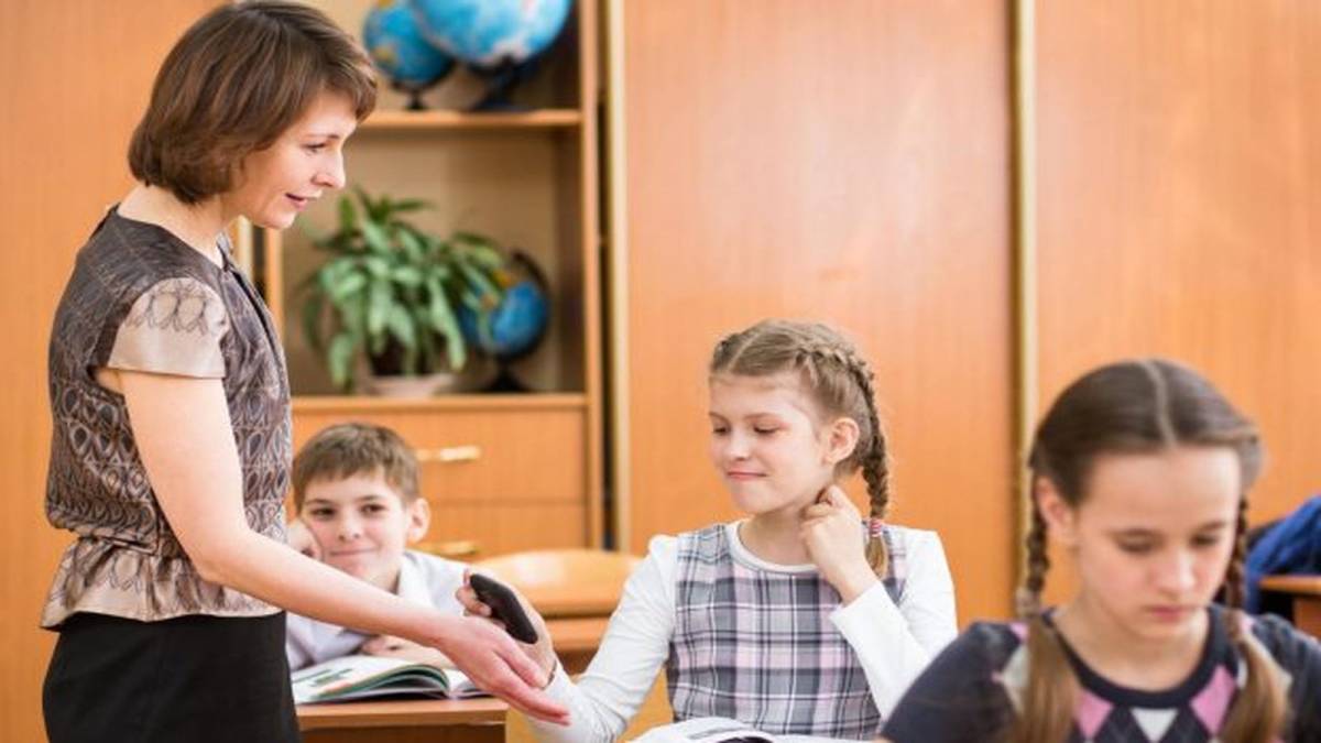 У вінницьких школах планують &laquo;узаконити&raquo; відбирання телефонів у дітей