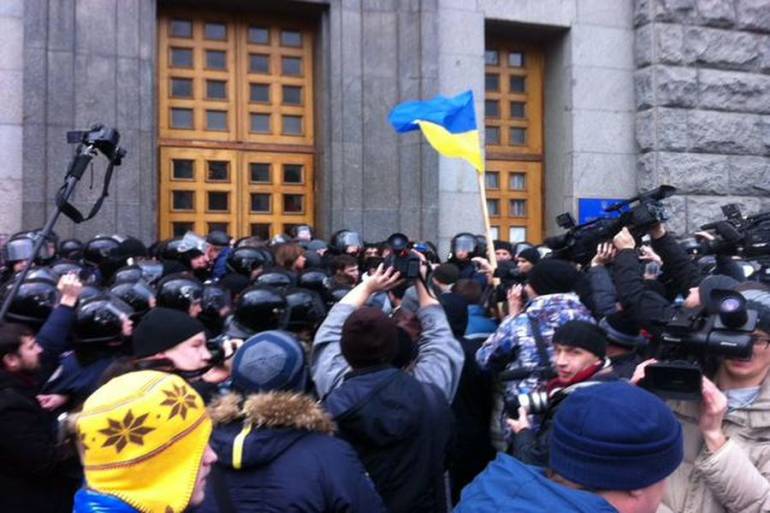 Активісти штурмують Харківську міську раду