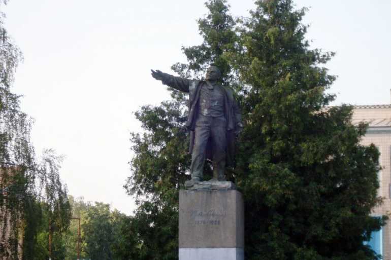 статуя Леніна в Городку фото