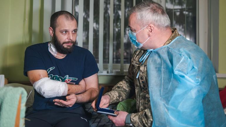 Поранені бійці та персонал військового шпиталю отримвли відзнаки з рук командувача ОС ЗСУ генерал-лейтенанта Сергія Наєва (ВІДЕО)