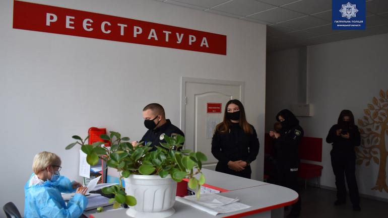 &laquo;Врятуй життя&raquo;: вінницькі патрульні здали майже п'ять літрів крові