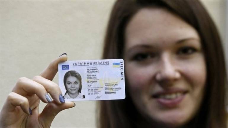 Українські підлітки отримуватимуть ідентифікаційний код разом із паспортом