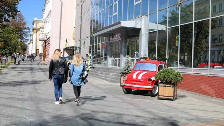 Біля вінницького музею моделей транспорту поставили новий старовинний автомобіль