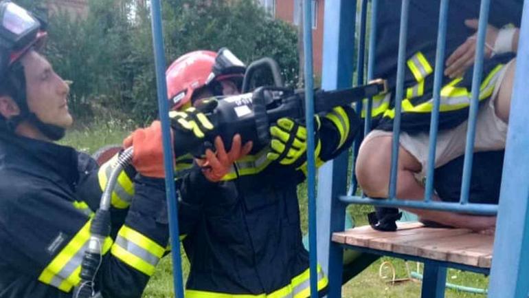 У Вінниці нога 14-річного хлопця застрягла між прутами огородження дитячої гірки
