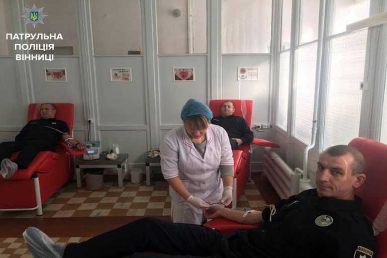 У вінницьких патрульних &laquo;відібрали&raquo; майже п&rsquo;ять літрів крові