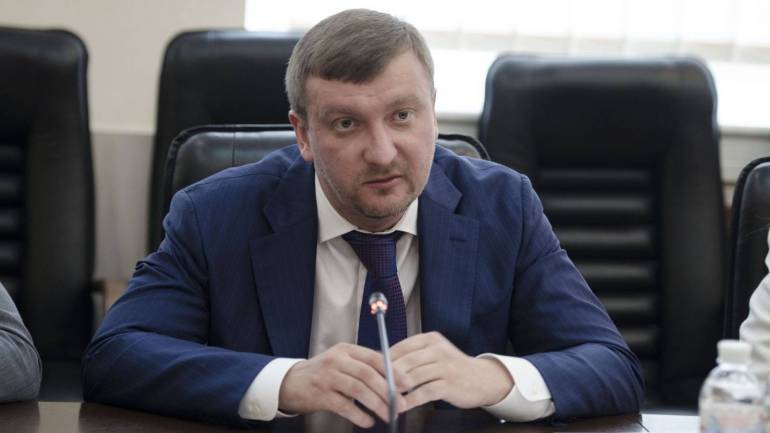 У неплатників аліментів масово відбирають права і не пускають за кордон