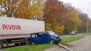 Потрійна аварія з електроопорою: у Вінниці водій мікроавтобусу не дотримався дистанції
