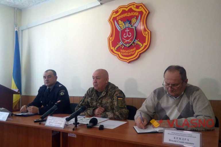 Із вилами, лайкою та кулаками зустрічають на Вінниччині батьки призовників людей у формі