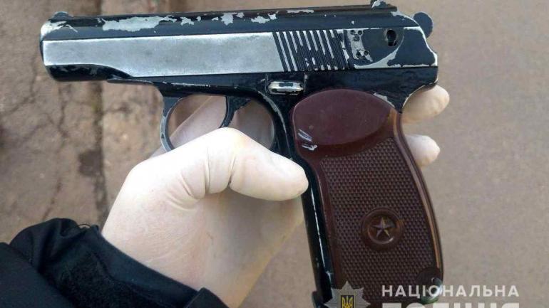 У Вінниці через сімейні чвари батько погрожував доньці пістолетом