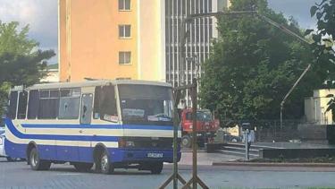 Озброєний волинянин тримає 20 заручників у замінованому автобусі
