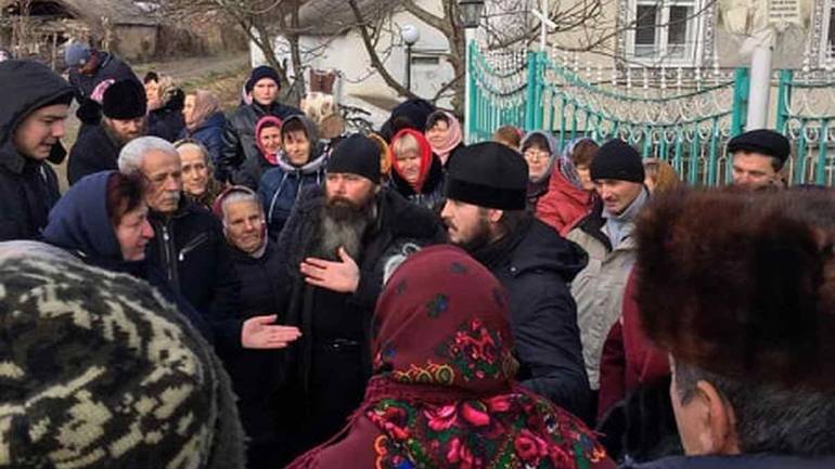 &laquo;У цієї жінки за плечима смерть&raquo;: прибічники УПЦ погрожували вірянам ПЦУ