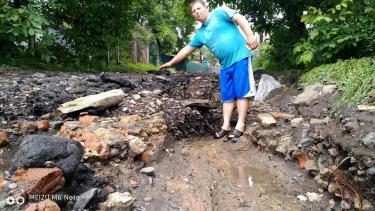Сім разів викликали рятувальників: в одному з жмеринських офісів вода піднялась на метр