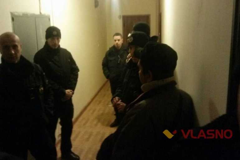 Вінницького волонтера прийшли виселяти із квартири: чоловік &laquo;захищався&raquo; рушницею