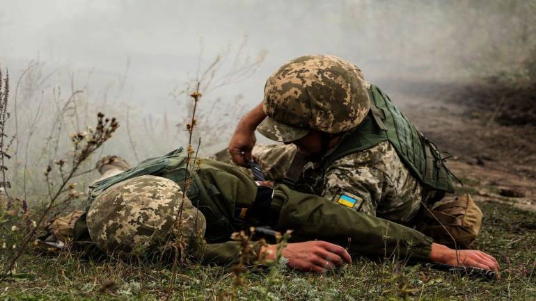 На Донбасі поранено українського військовослужбовця