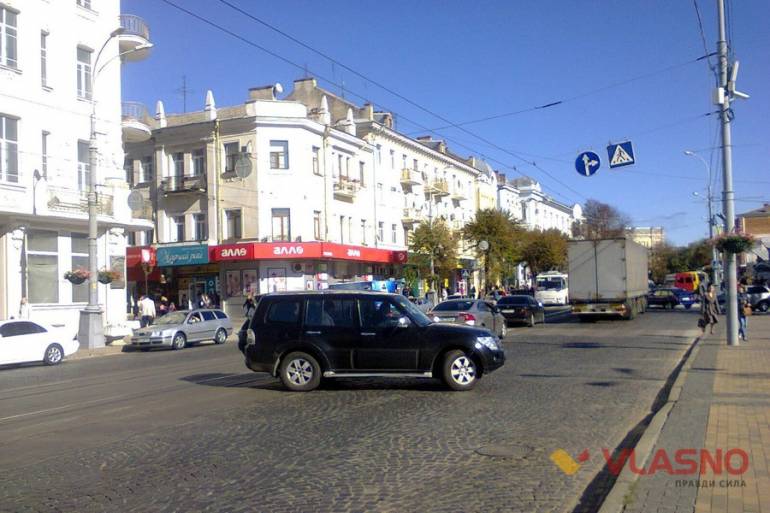 автомобілі на Соборній у Вінниці фото