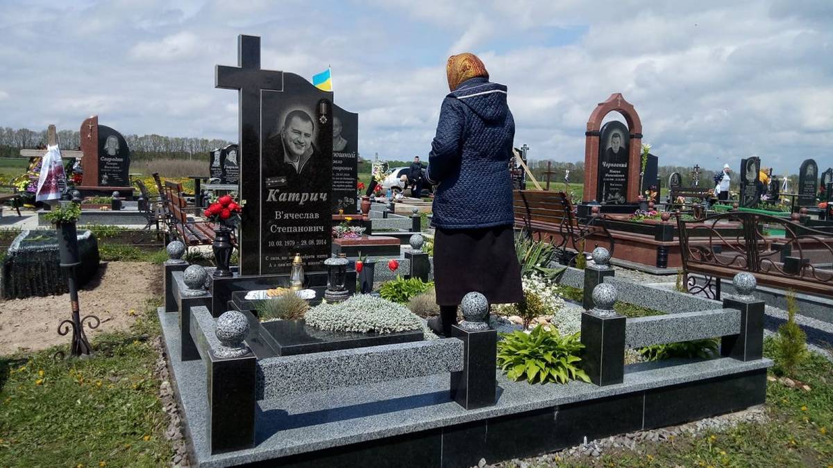 Провідна неділя на Вінниччині: живі квіти, священики ПЦУ та УПЦ, роми та безхатьки